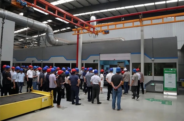 領(lǐng)導(dǎo)現(xiàn)場(chǎng)觀(guān)摩中集凌宇