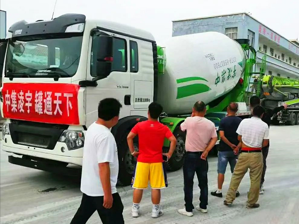 開攤啦！凌宇攪拌車“擺攤兒”湖北，客戶當場下單！