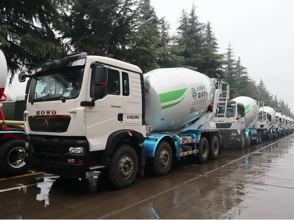 春雨濛濛，氣勢(shì)如虹！凌宇攪拌車(chē)震撼發(fā)車(chē)！